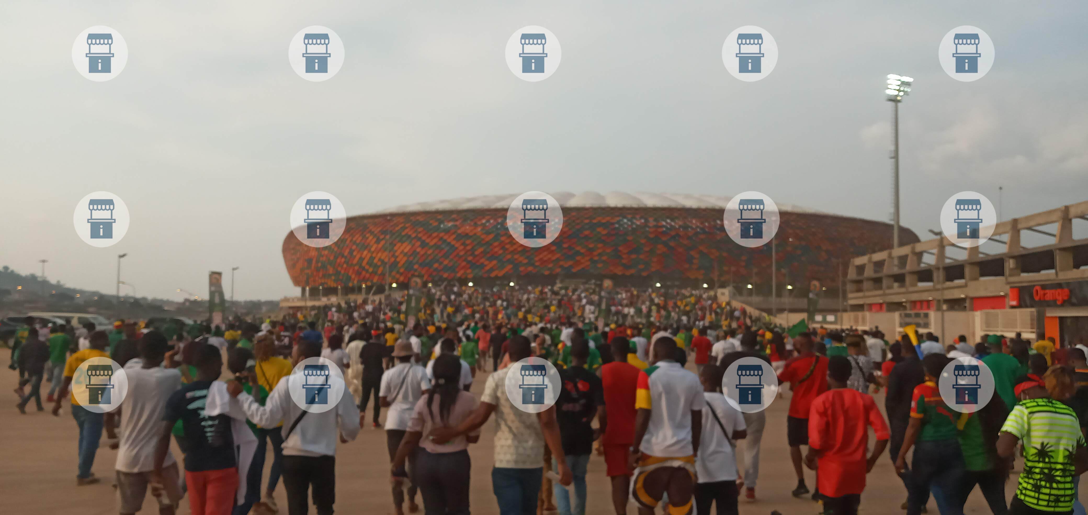 Vue extérieure Stade Olembé avec supporters 