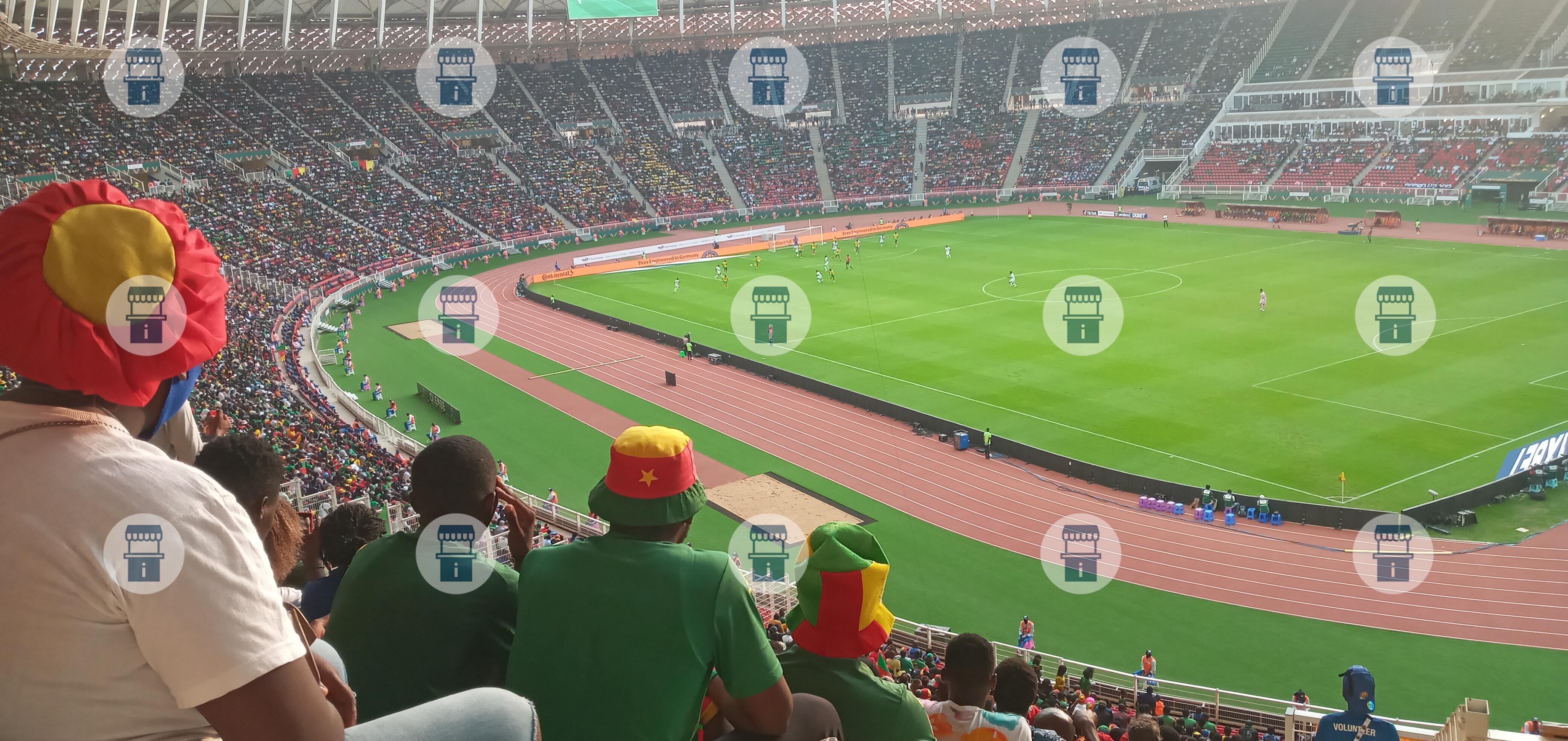 Vue intérieure du stade Olembé, pelouse 